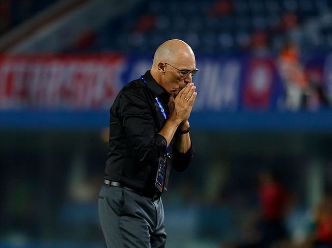 ASUNCION, PARAGUAY - APRIL 14: Junior Head Coach Alfredo Arias reacts during a Copa CONMEBOL Libertadores match between Cerro Porteno and Junior at Estadio General Pablo Rojas - La Nueva Olla on April 14, 2026 in Asuncion, Paraguay. (Photo by Martín Fonseca/Eurasia Sport Images/Getty Images)