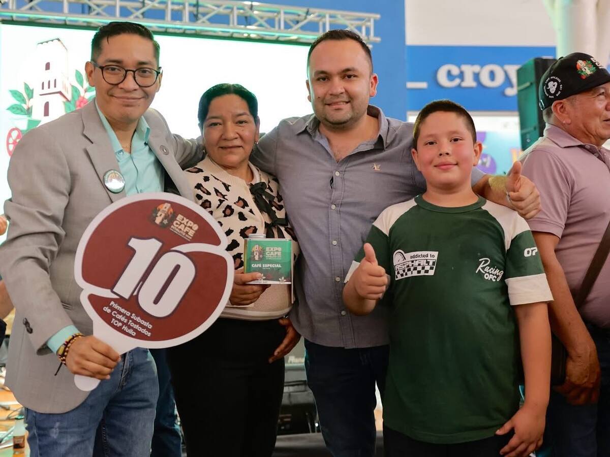 Mujer laboyana paga siete millones por una libra de café en la subasta Expocafé 2025 en Pitalito
