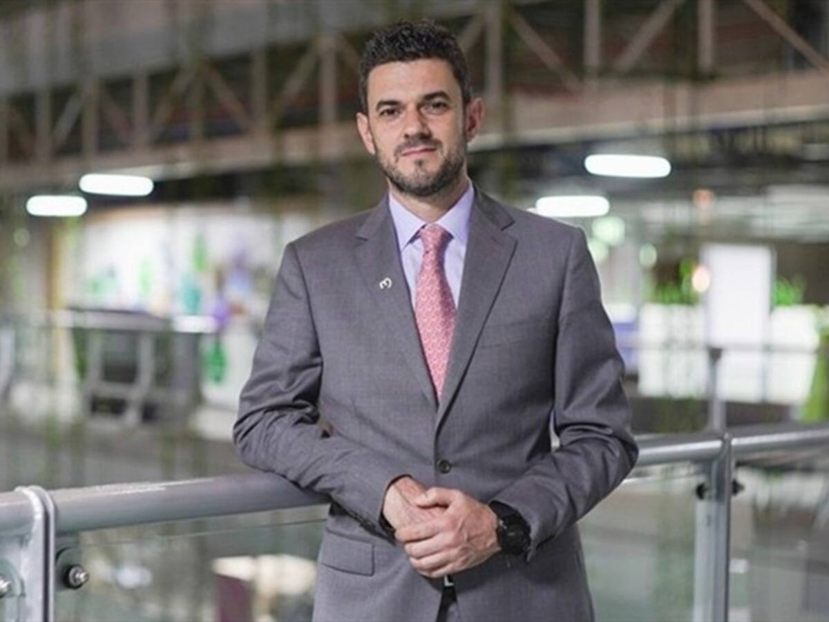 Título sin convalidar y supuesto conflicto de intereses: la polémica por el gerente de EPM