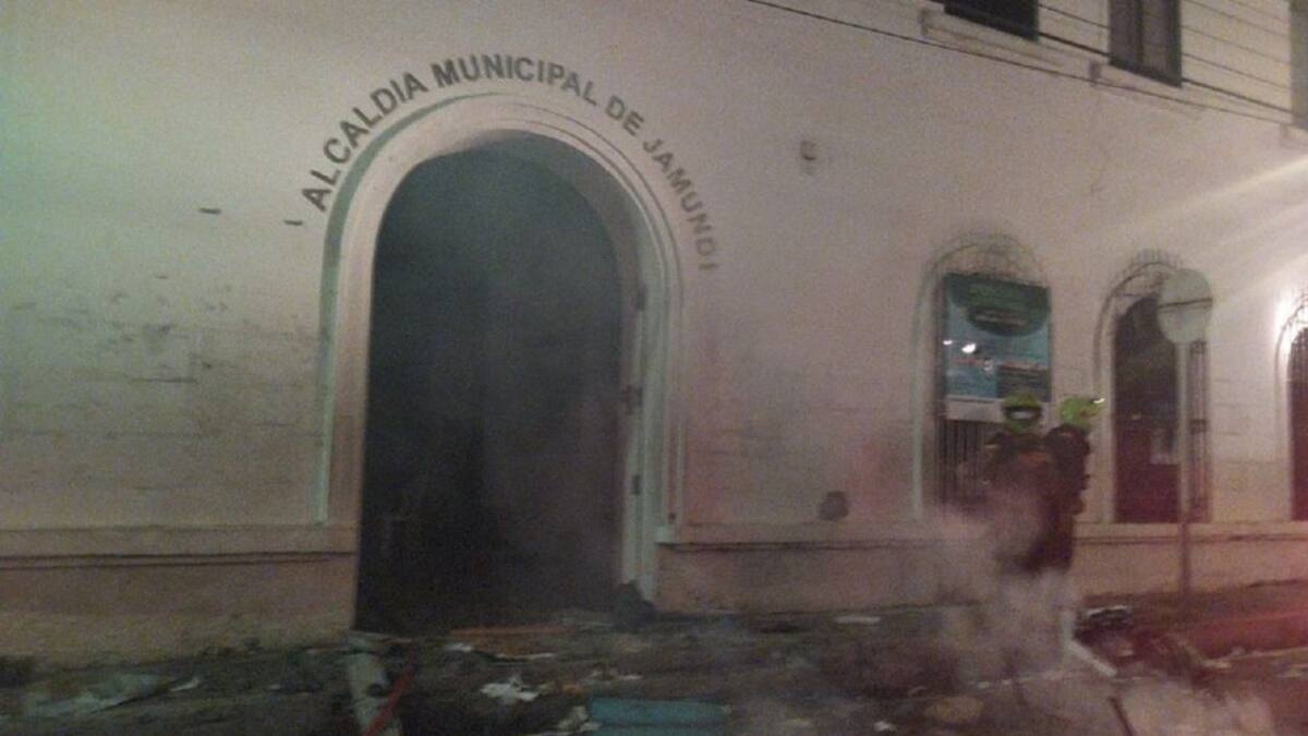 Capturada mujer señalada de prender fuego a alcaldía de Jamundí