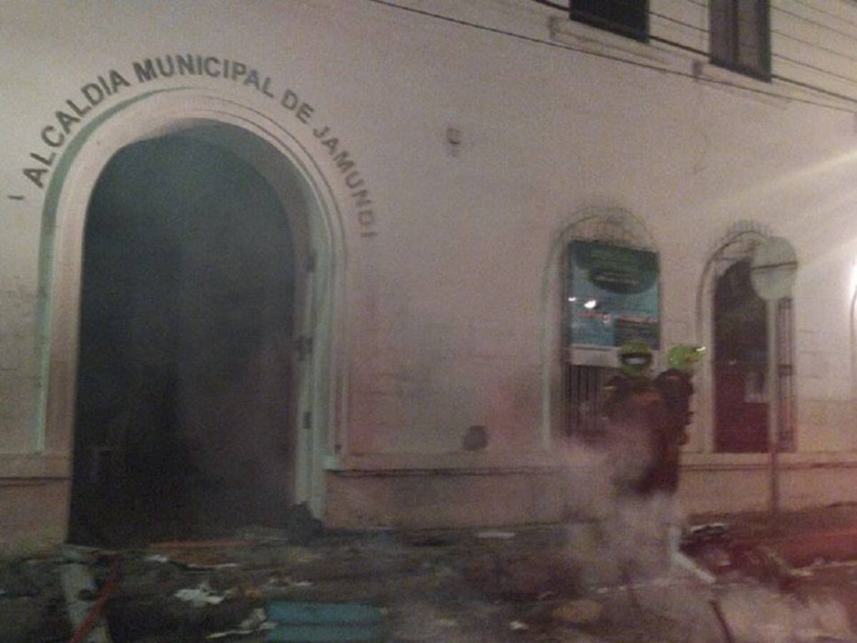Capturada mujer señalada de prender fuego a alcaldía de Jamundí