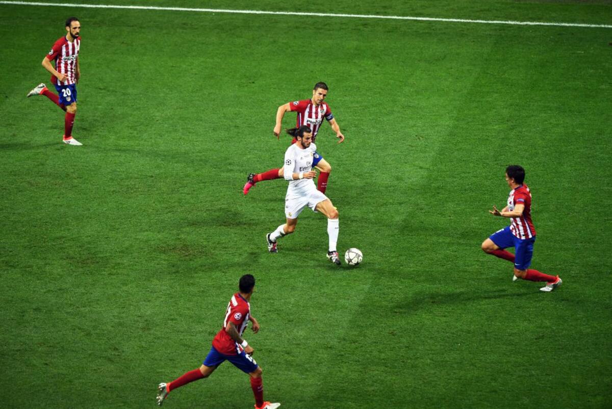 Gareth Bale marcado por cuatro jugadores de Atlético de Madrid.