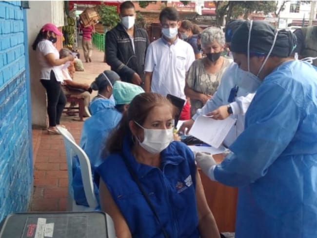 Más de mil personas vacunadas en plazas de mercado