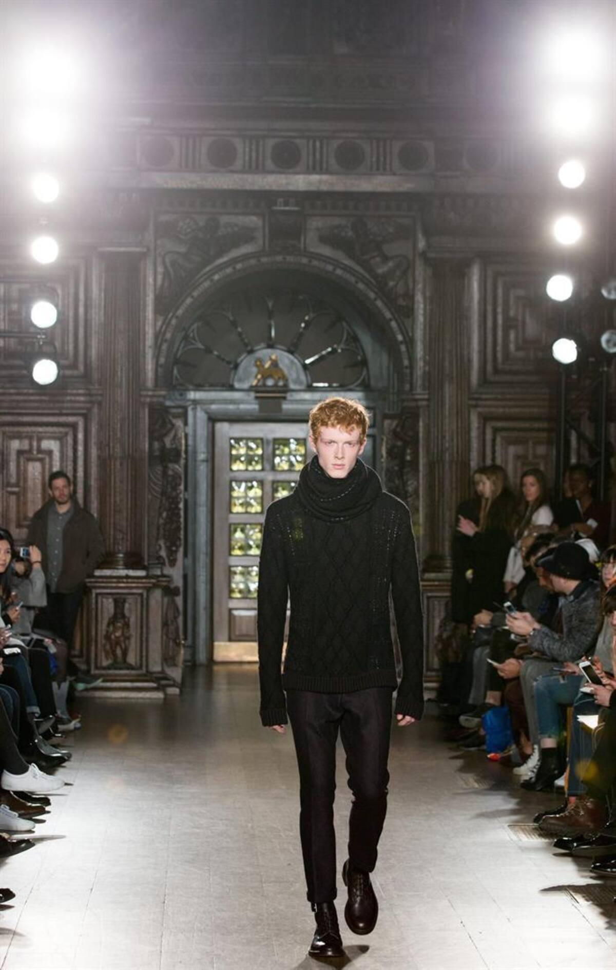 Una serie de modelos presentan la colección de otoño, invierno 2015 en la semana de la moda masculina en Londres, Inglaterra, que se realizará hasta el próximo 12 de enero.