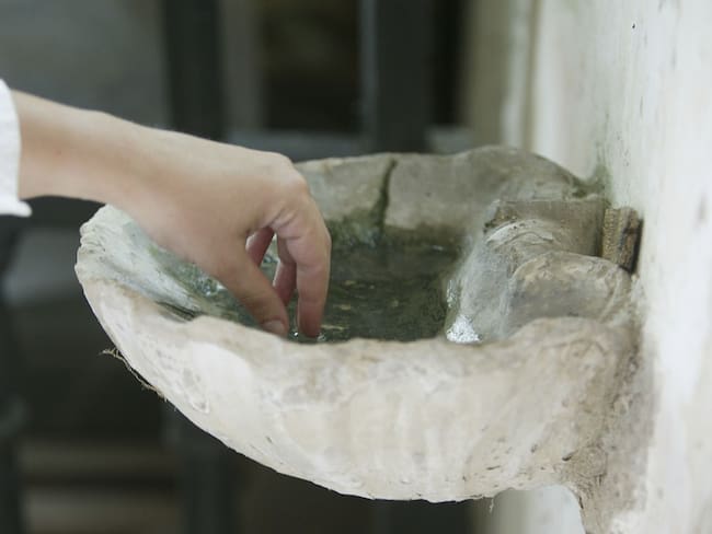 Por Coronavirus, iglesia recomienda quitar el agua bendita de los templos