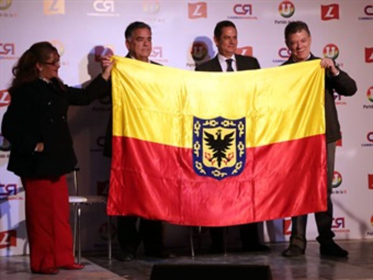 "Sacaremos a Bogotá adelante con Petro o con el que sea": Santos