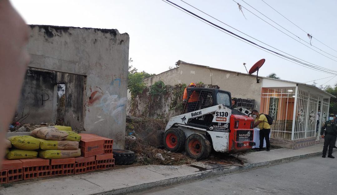 Demolición de inmuebles dedicados a comercializar drogas en el barrio La Esmeralda en Barranquilla.