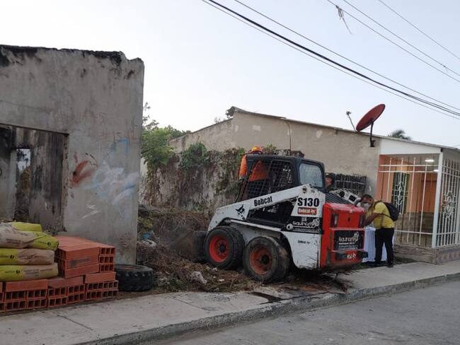 Demolición de inmuebles dedicados a comercializar drogas en el barrio La Esmeralda en Barranquilla.