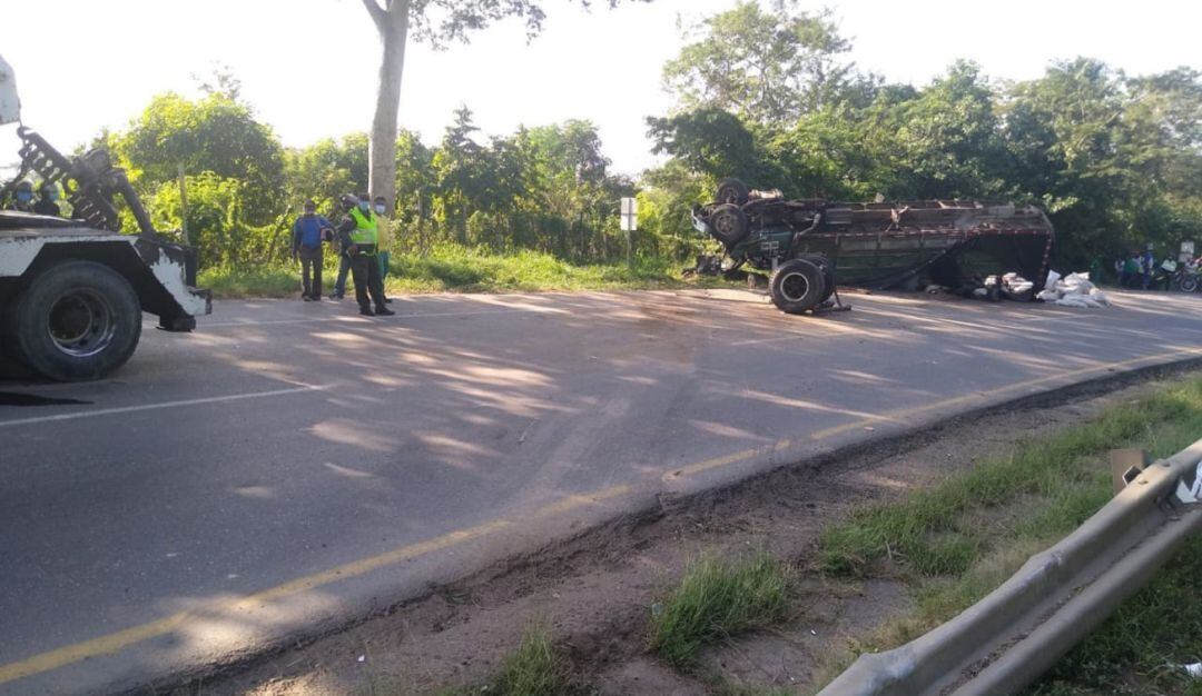 Camión quedó volcado en la Troncal de Occidente