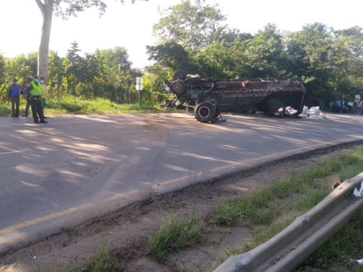 Un motociclista herido tras volcamiento de camión en Turbaco, Bolívar