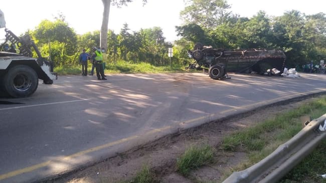 Camión quedó volcado en la Troncal de Occidente