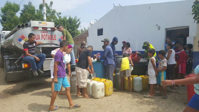 Carrotanque de la Policía entregando agua en Puerto Giraldo