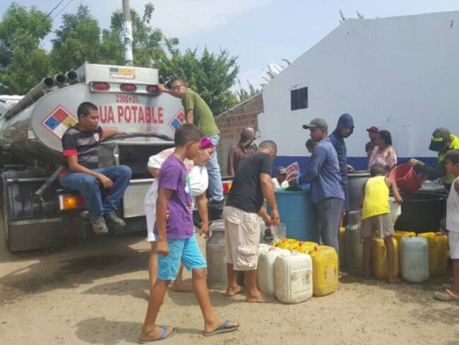 Carrotanque de la Policía entregando agua en Puerto Giraldo