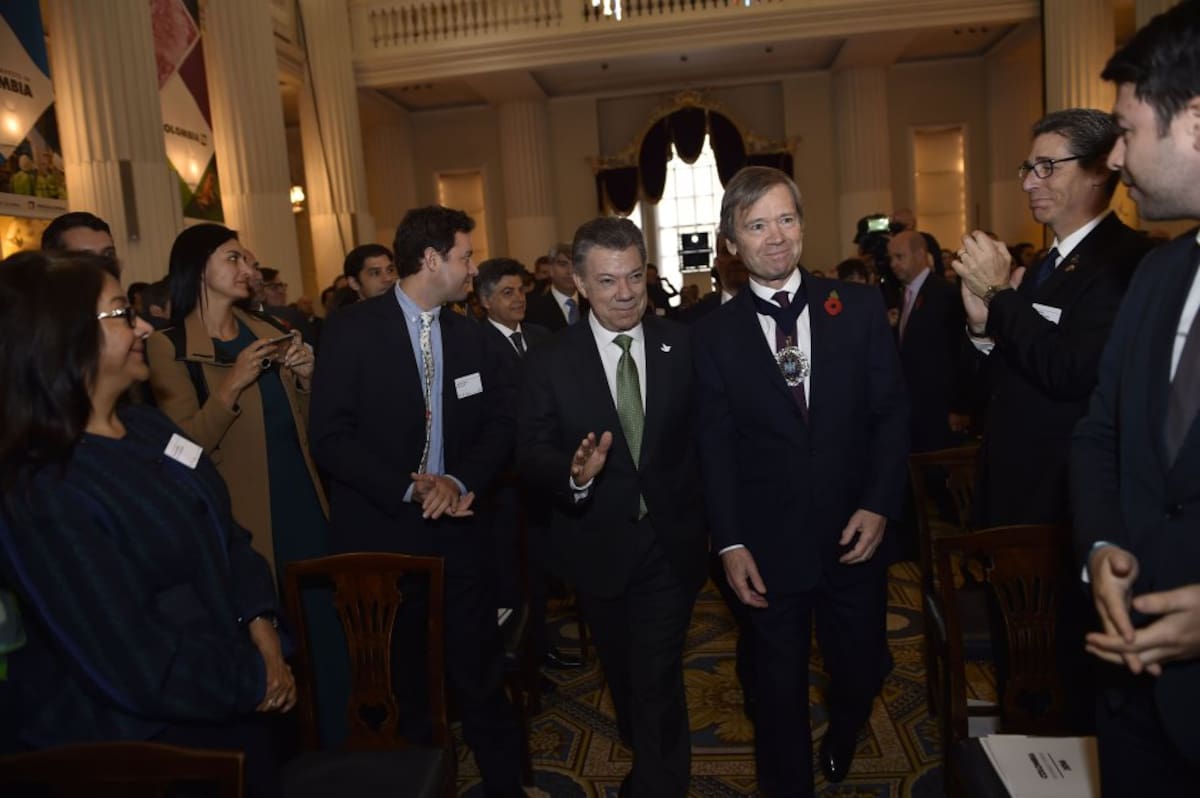 El Presidente Juan Manuel Santos es acompañado por el Lord Mayor de Londres, Jeffrey Mountevans en la Mansion House de esa ciudad para iniciar un encuentro con empresarios.