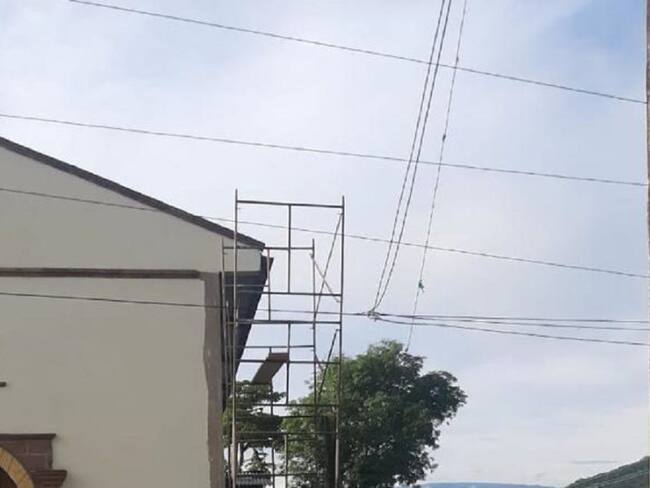 "Cables de alta tensión mantienen distancia": Essa