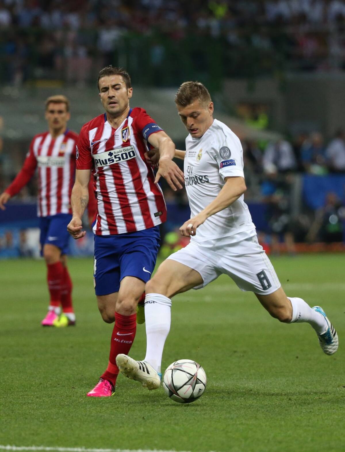 El jugador del Real Madrid Toni Kroos en la acción con el Atlético Gabi