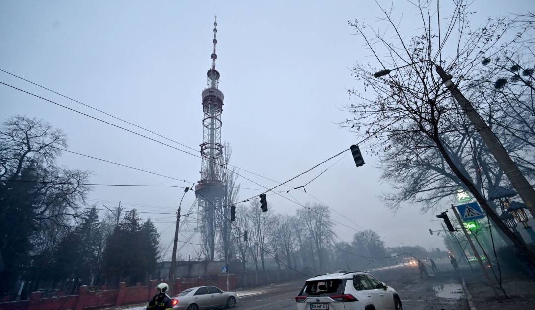 Panorama en la torre de televisión de Kiev tras el ataque. Foto: Getty