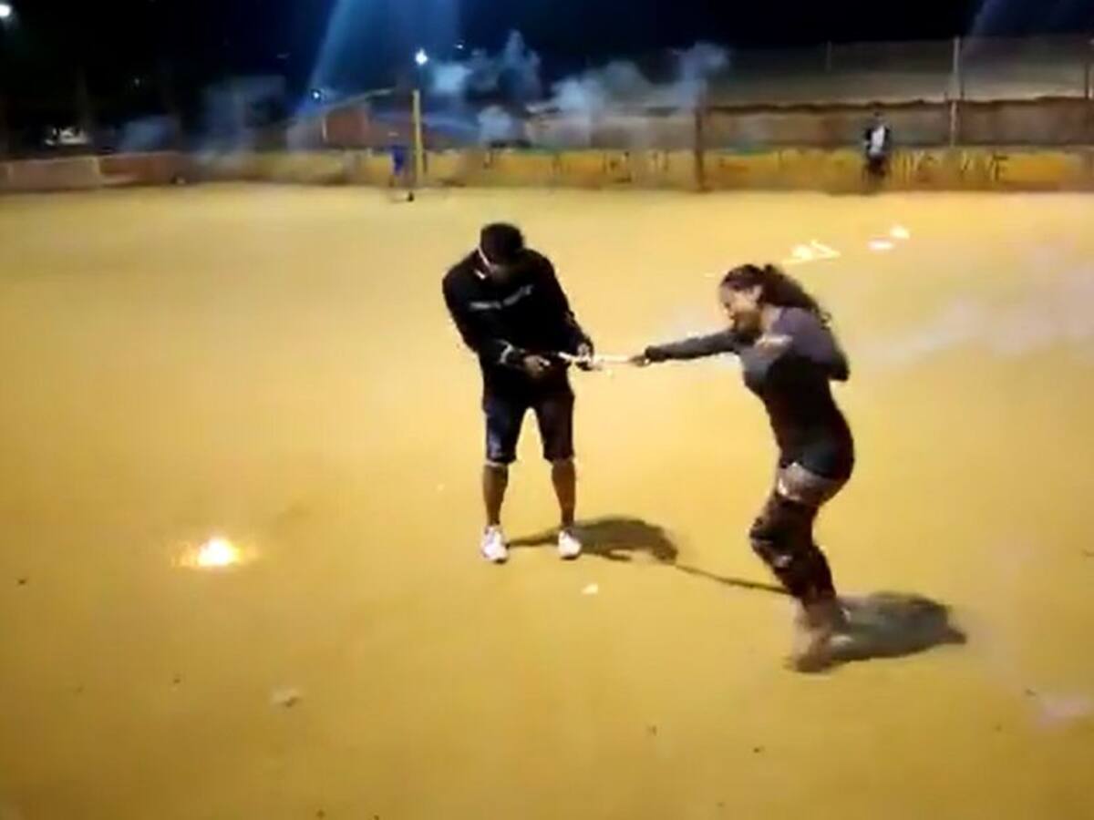 Video captó imprudencia de personas lanzándose pólvora