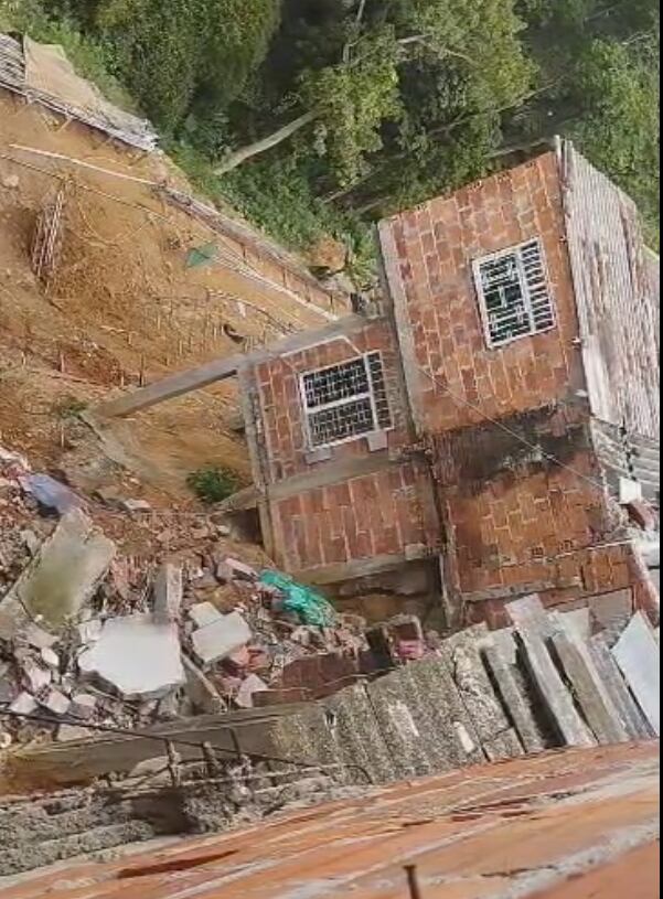 4 viviendas colapsaron en el barrio Cordoncillos II