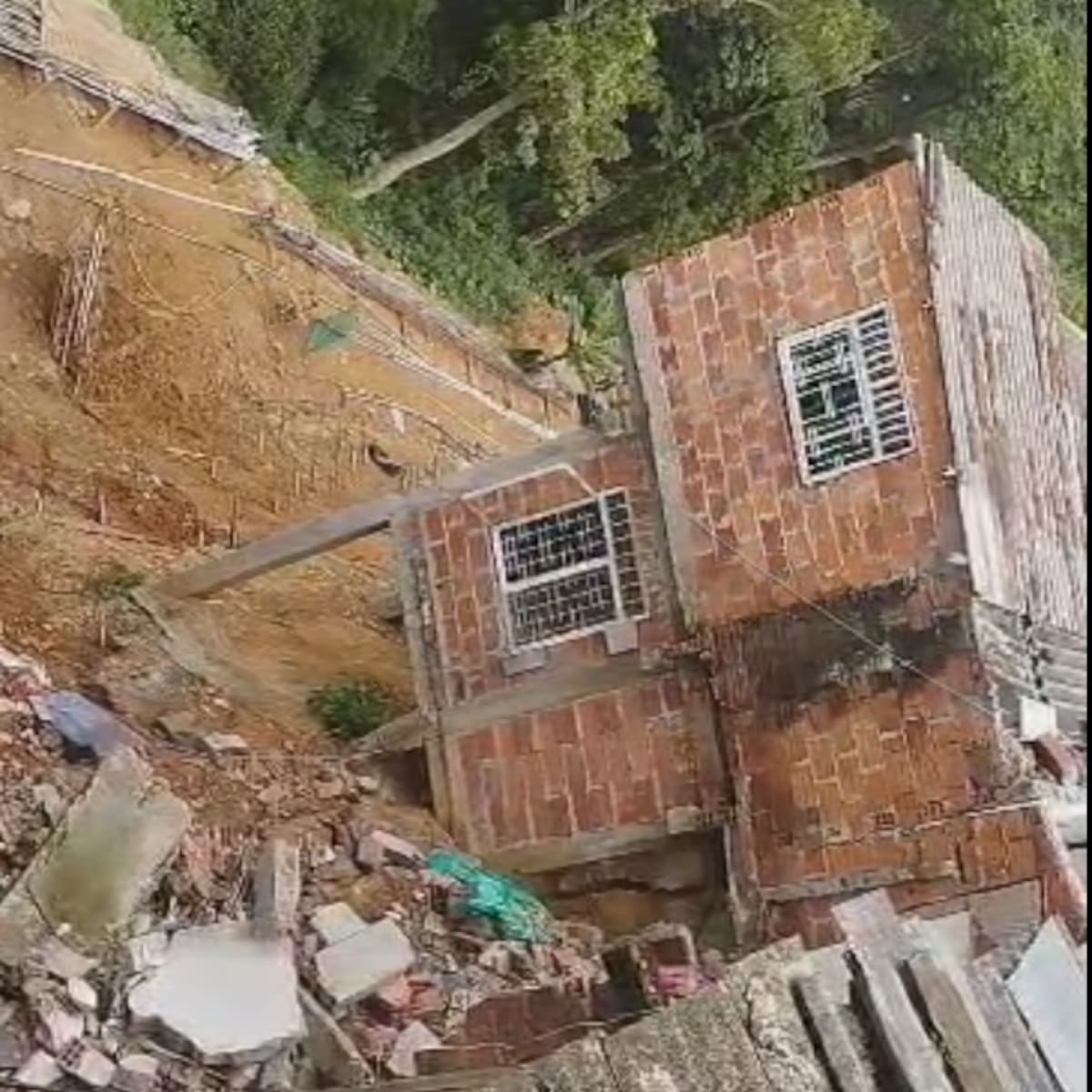 4 viviendas colapsaron en el barrio Cordoncillo II