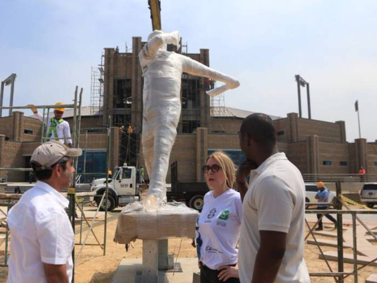 Instalan estatua de Edgar Rentería en el nuevo estadio de béisbol
