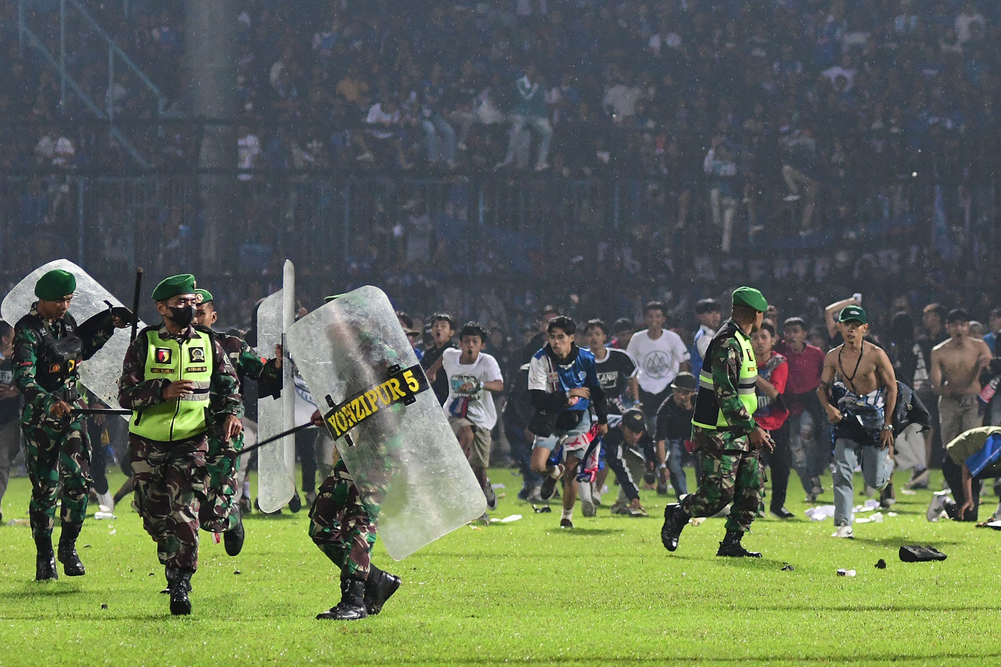 Escalada de violencia durante el partido entre Arema y Persebaya Surabaya de la liga de Indonesia.