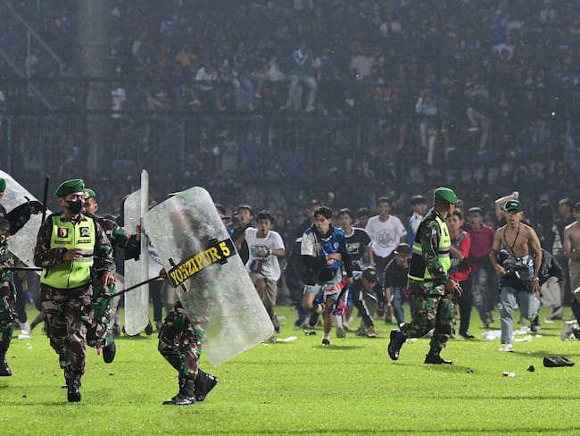 Escalada de violencia durante el partido entre Arema y Persebaya Surabaya de la liga de Indonesia.