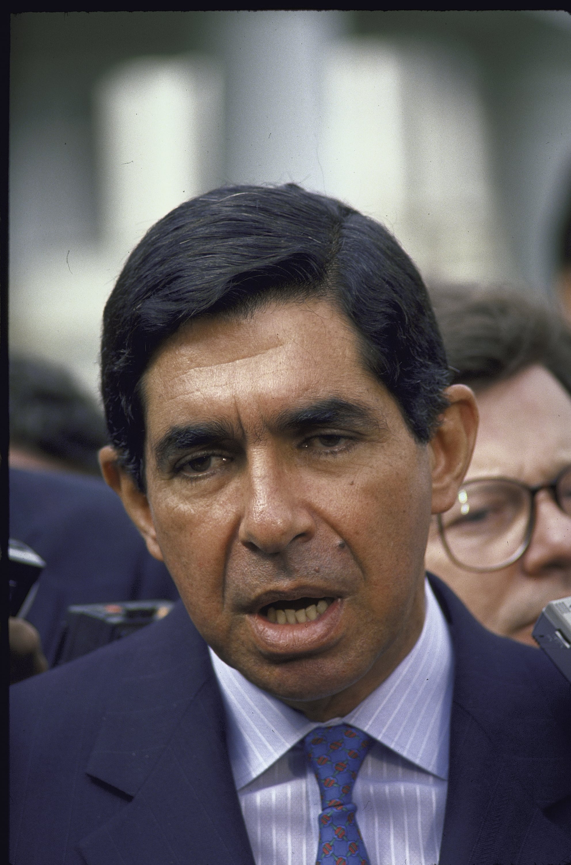 Costa Rican Pres. Oscar Arias Sanchez with reporters in rear after meeting with US Pres. George H. W. Bush. (Photo by Cynthia Johnson/Getty Images)