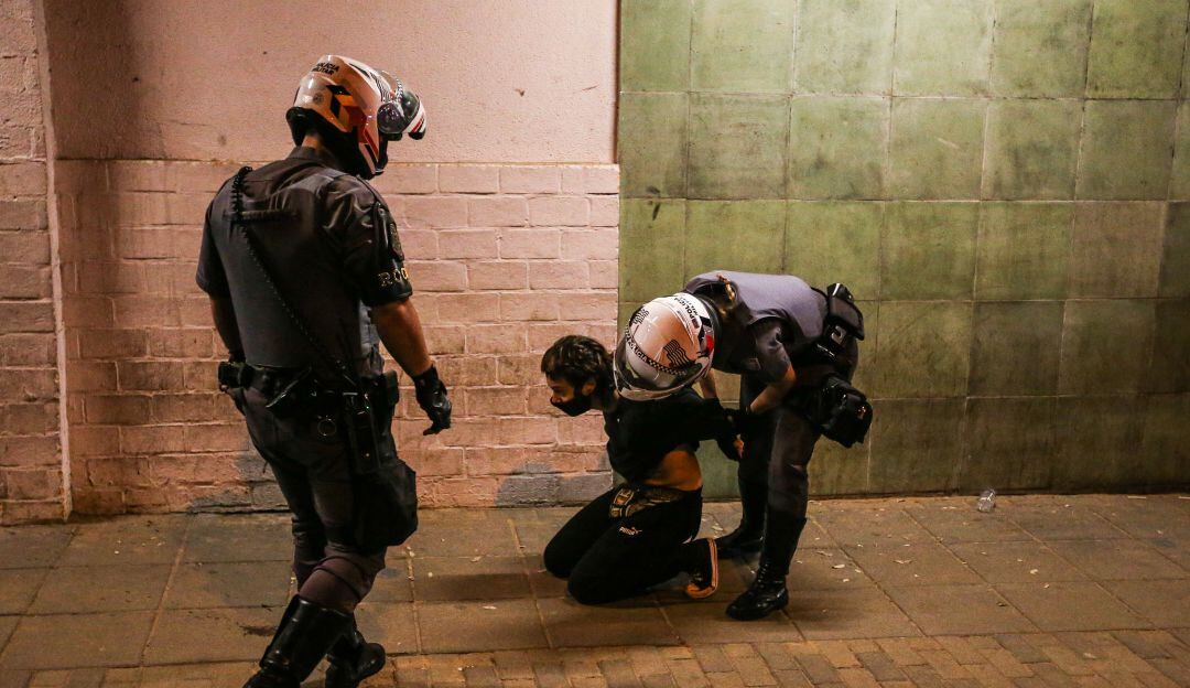 Desde el inicio de la pandemia, las autoridades brasileñas han detenido cientos de personas a favor y en contra de la vacunación y las restricciones por el COVID-19.