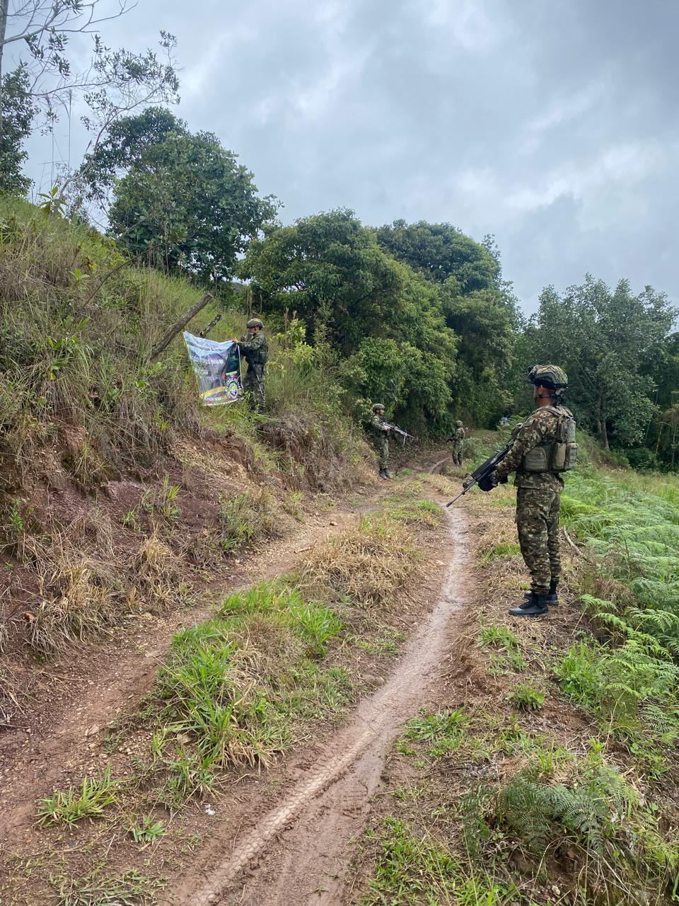 El personal militar procedió a la destrucción de los elementos. Foto Novena Brigada 