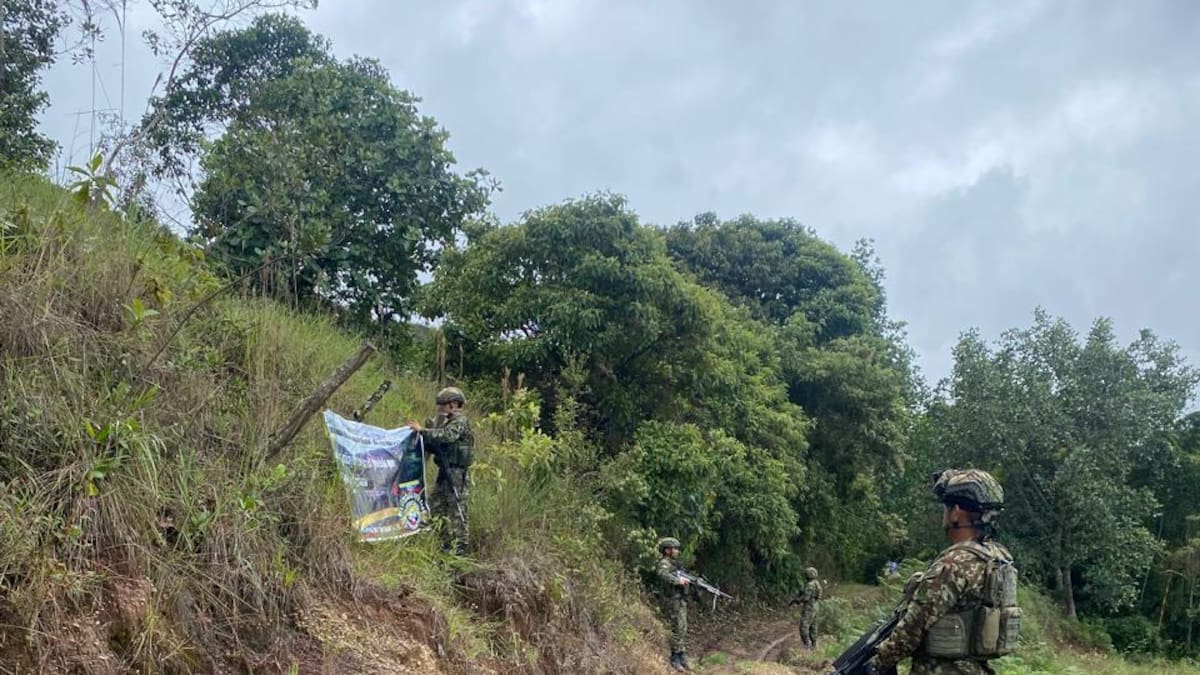 Ejército Nacional elimina propaganda alusiva a grupo armado en zona rural de Neiva