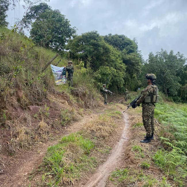 El personal militar procedió a la destrucción de los elementos. Foto Novena Brigada