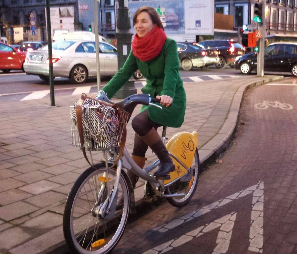 En la página cyclechicrepublic.com hay fotos de personas de diferentes ciudades del mundo que se han unido a la moda de movilizarse en bicicleta con estilo.