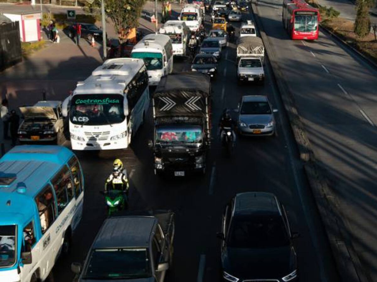 Invias y concesionarios suspenden obras en vías para facilitar movilidad