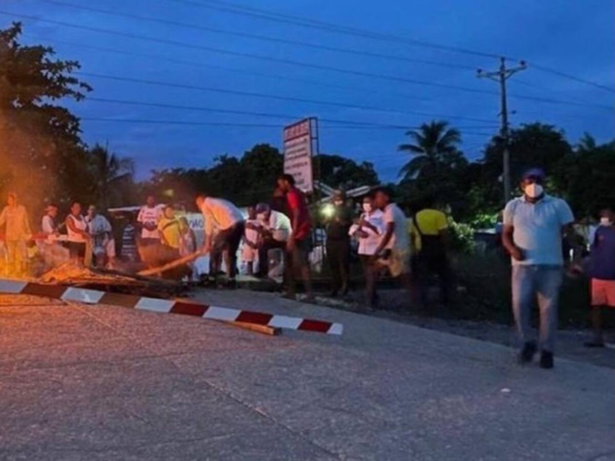 En Zona Bananera, damnificados bloquean vías por las inundaciones