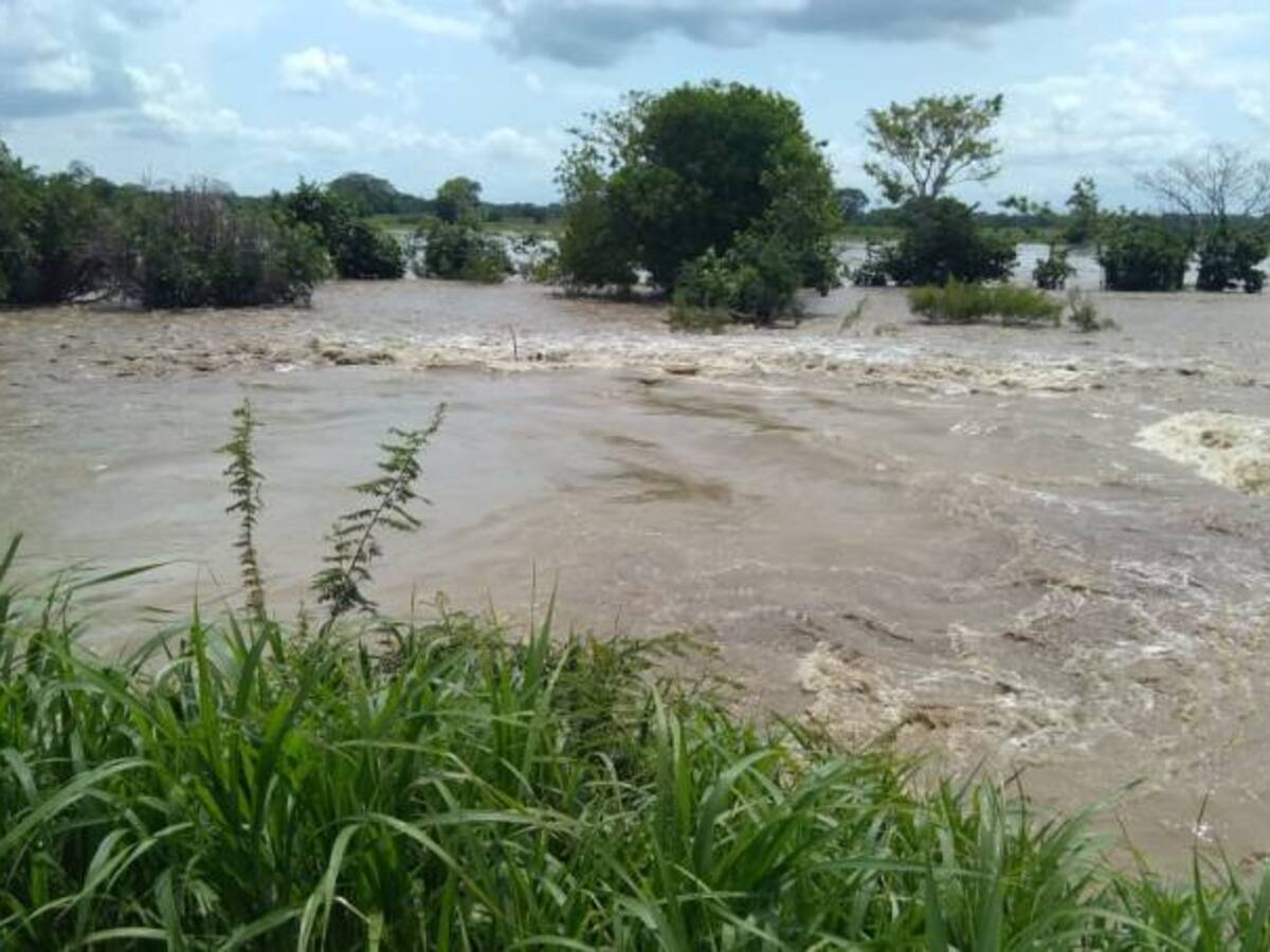 Río Cauca rompe jarillón en Guaranda y crece riesgo de inundación