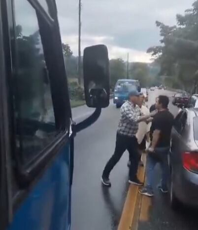 Momentos en los que el Comisario de Familia, Joaqupin Guillermo Domínguez, agrede a un conductor en la vía Calarcá-Armenia.