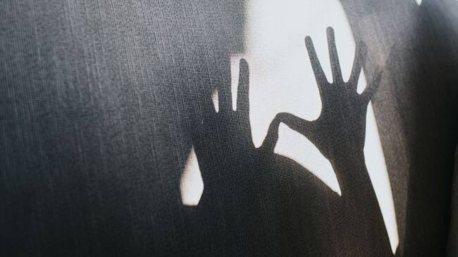 Denuncia de acoso sexual a menor de 14 años en baño de Colegio Distrital