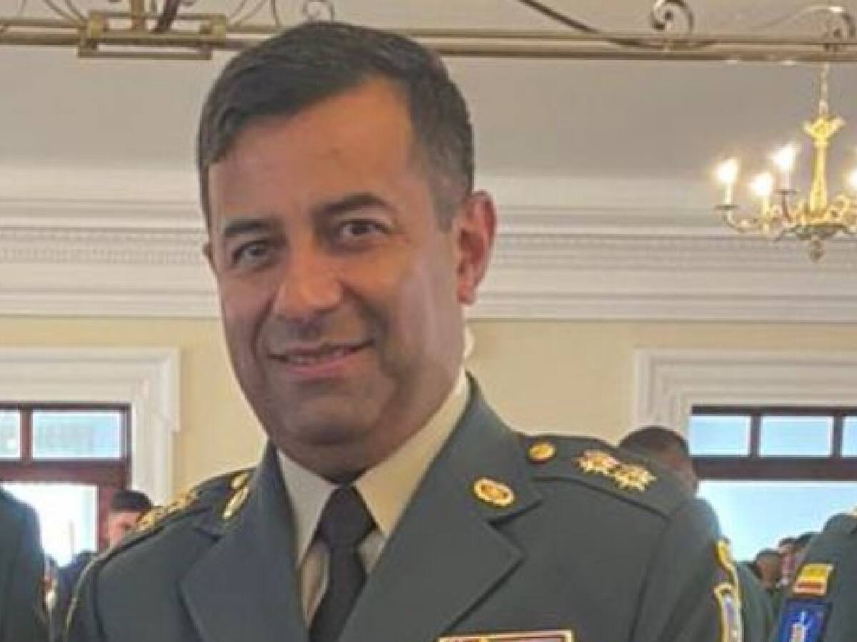 Sale del Ejército el General Óscar Vera, quien fue jefe de Inteligencia en gobierno Duque