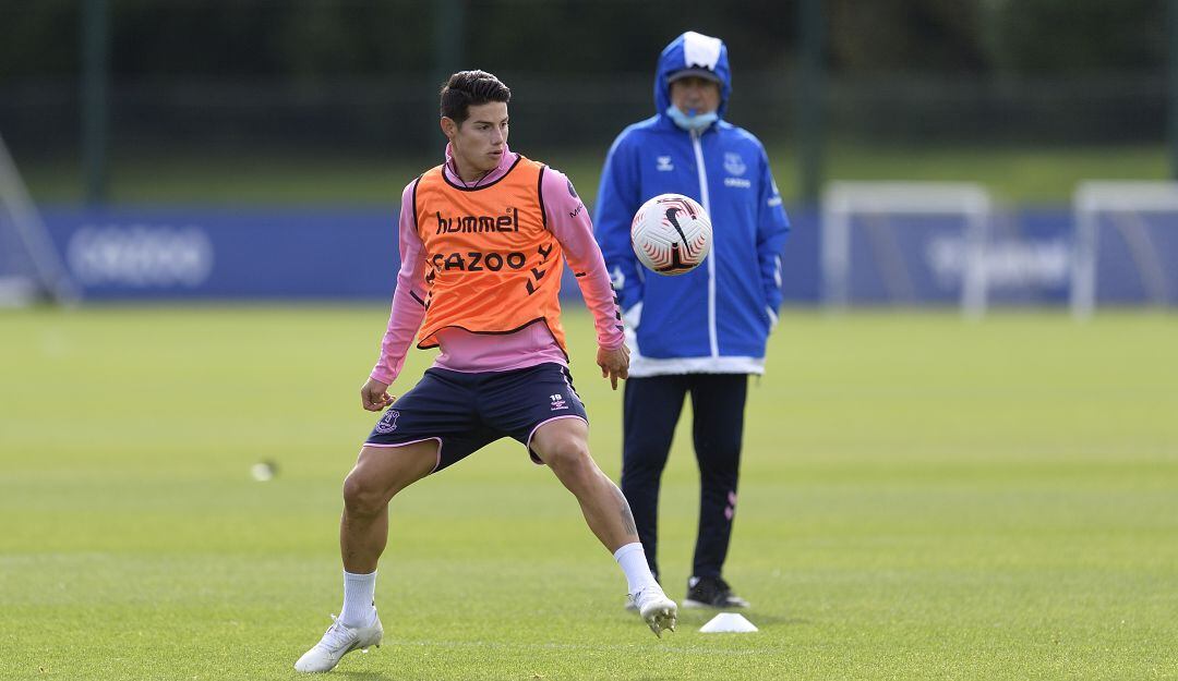 James Rodríguez durante una sesión de entrenamiento en el Everton.