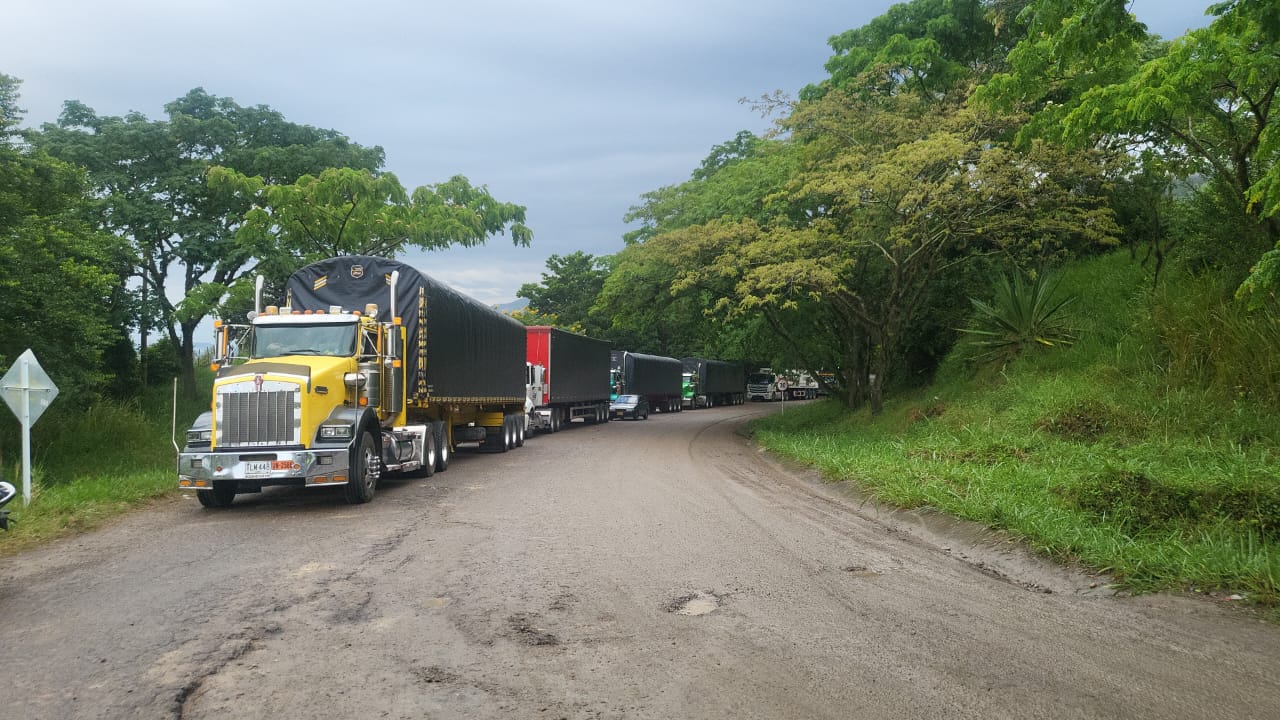 Vehículos pesado y de pasajeros, están  represados en la vía.