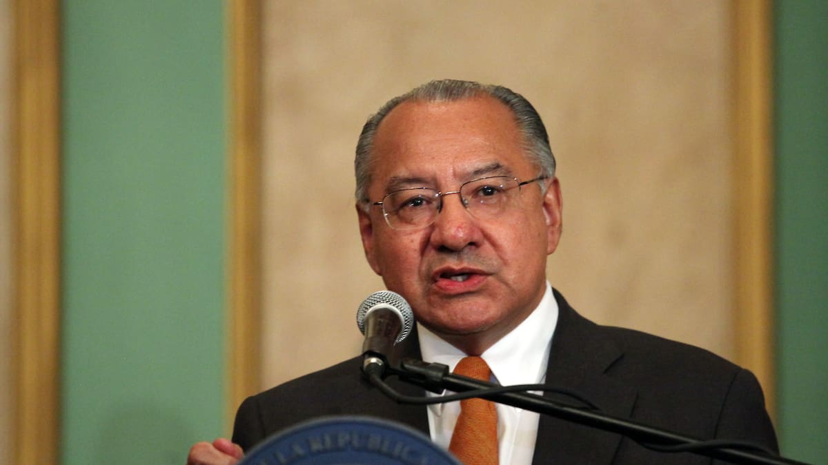 Exembajador de EE.UU. en Bolivia fue acusado de ser agente secreto para Cuba