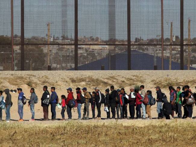 Juez de EEUU prohíbe a Trump devolver a México solicitantes de asilo