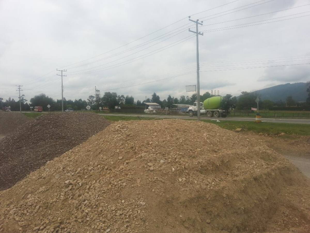 Imágenes tomadas por Caracol Radio o cortesía de la Gobernación de Boyacá que muestran las "trabas" en la movilidad por la demora en las obras, que generan calzadas sencillas en varios tramos de la carretera.