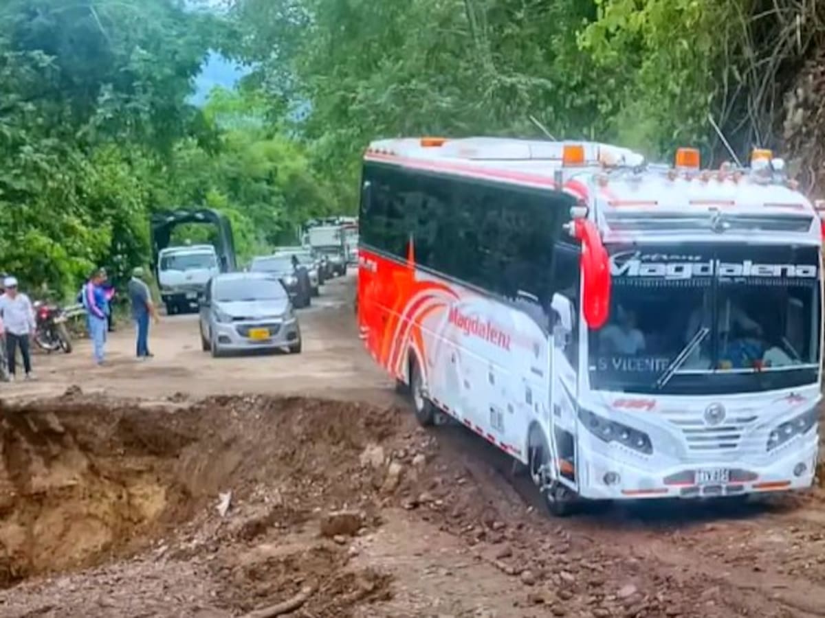Habilitan paso provisional en la vía San Vicente-Bucaramanga: hay 50 viviendas afectadas por lluvias