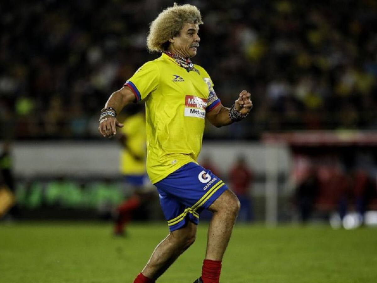 El enfado del 'Pibe' Valderrama con uno de los jugadores del Barça Legends