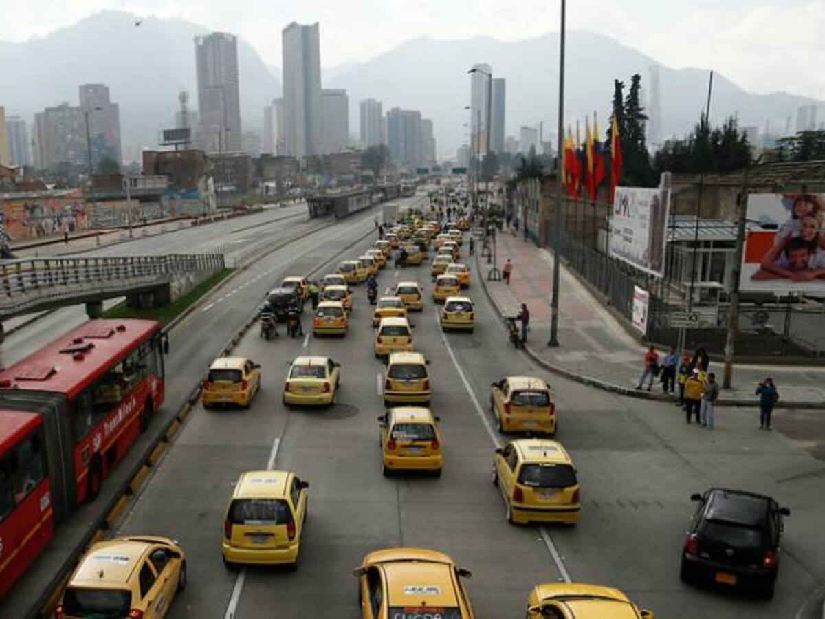En el limbo reemplazo de taxímetros por aplicaciones para taxis en Bogotá