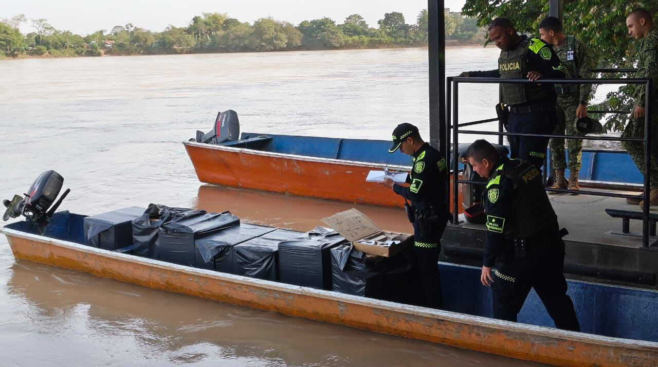 Armada de Colombia incauto más de 100 antenas satélites en el río Arauca.(Foto: Armada Colombia) 