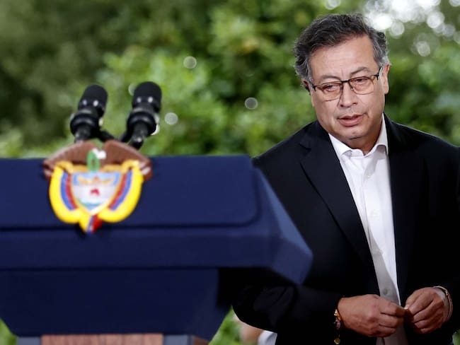 AME5253. BOGOTÁ (COLOMBIA), 07/11/2024.- El presidente de Colombia, Gustavo Petro habla durante el balance de la COP16 en la Plaza de Armas de la Casa de Nariño este jueves, en Bogotá (Colombia). Petro indicó que la celebración de la Cumbre de Naciones Unidas de Biodiversidad (COP16) en Cali generó en el país 122.000 millones de pesos colombianos (unos 28 millones de dólares) y se lograron acuerdos importantes al hacer balance de la reunión. EFE/ Mauricio Dueñas Castañeda