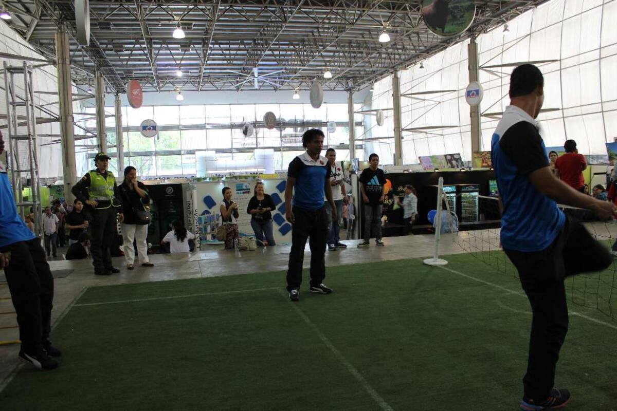 Cuerpo técnico y jugadores disfrutaron por igual de una mañana con fieles seguidores en Plaza Mayor Medellín.